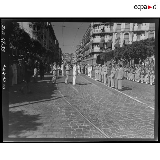 Cérémonie de remise de décorations, à l'occasion d'un défilé militaire, à Alger.