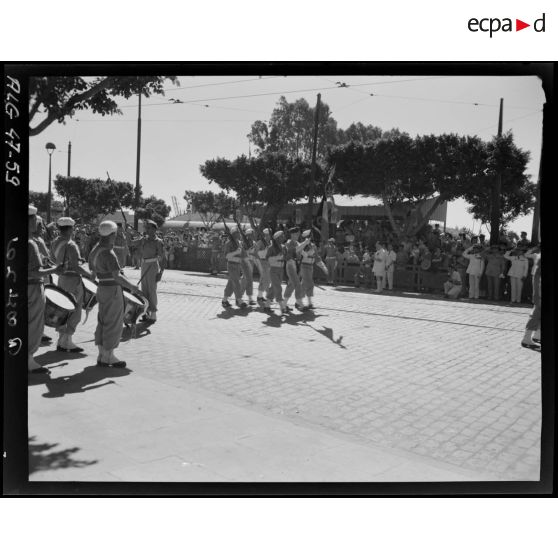 Garde au drapeau d'une unité militaire, à l'occasion d'une cérémonie militaire, à Alger.