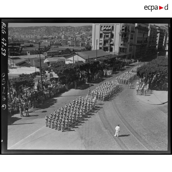 Plan en plongée d'un défilé militaire, à Alger.