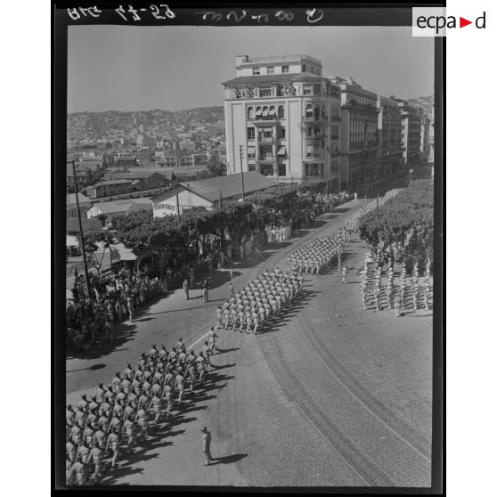 Vue aérienne d'un défilé militaire, à Alger.