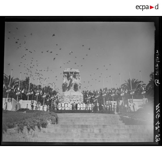 Lâcher d'oiseaux au dessus du monument aux morts d'Alger, sous le regard d'autorités civiles et militaires.