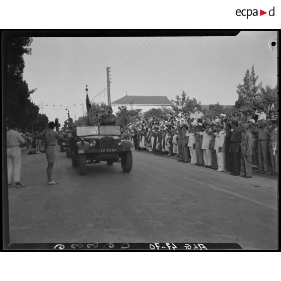 Défilé motorisé, sous le regard d'autorités civiles et militaires, parmi lesquelles le général Philippe Leclerc.