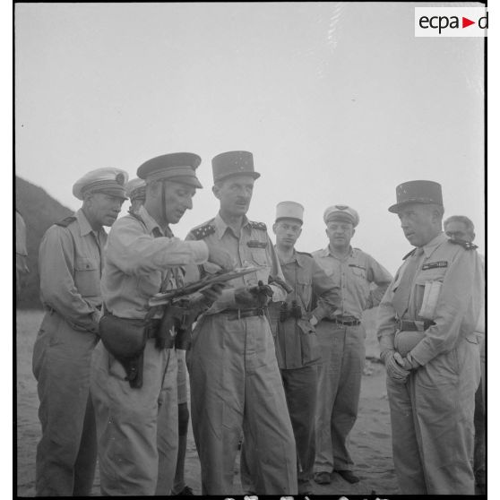 Le général Philippe Leclerc s'entretient avec des autorités militaires.