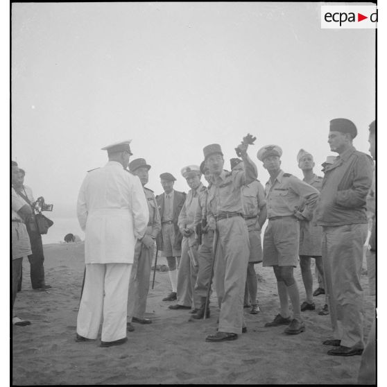 Le général Philippe Leclerc s'entretient avec des autorités militaires.