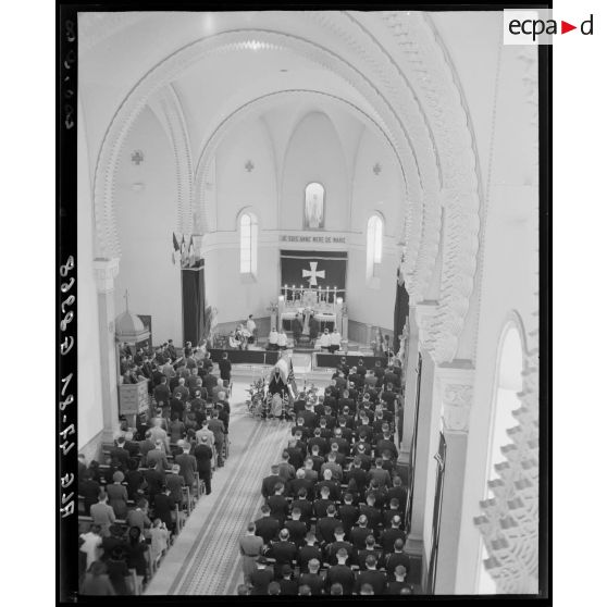 Plan en plongée de la cérémonie funéraire du général Philippe Leclerc, dans une église.