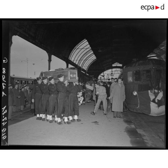 Des soldats transportent le cercueil du général Philippe Leclerc dans une gare, à Alger.