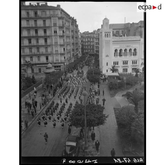 Convoi funéraire motorisé dans les rues d'Alger, accompagné d'unités de l'Armée d'Afrique montées et à pied.