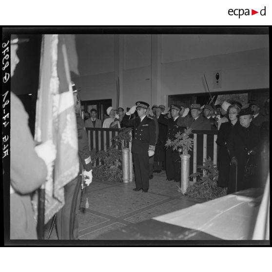 Des autorités militaires et des personnalités civiles se recueillent devant le cercueil du général Philippe Leclerc, dans la salle Pierre Bordès, à Alger.