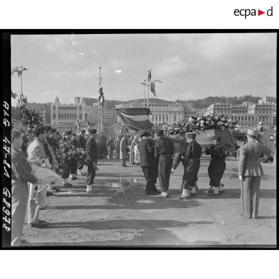 Des soldats transportent le cercueil du général Philippe Leclerc sur le port d'Alger.