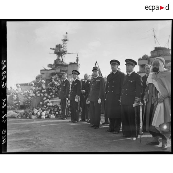 Photographie de groupe rassemblant des autorités militaires qui assistent à la cérémonie donnée à l'occasion des obsèques, sur le port d'Alger, du général Philippe Leclerc et de ses compagnons, morts dans un accident d'avion.