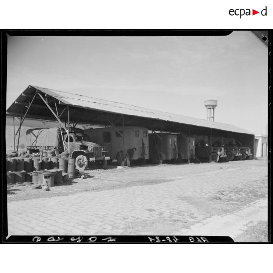 Camions garés sous un hangar à Maison-Carrée.