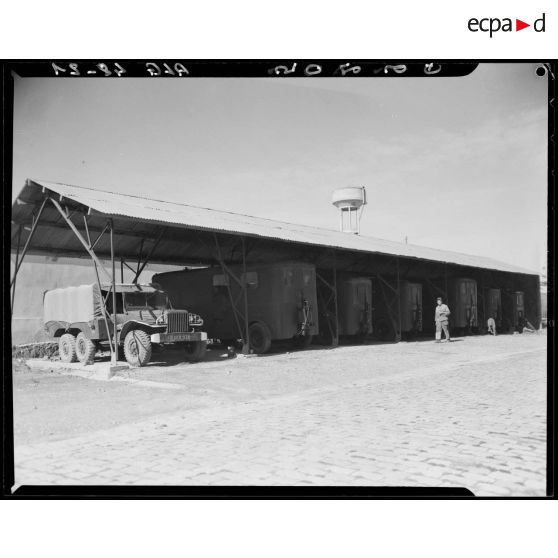 Camions garés sous un hangar à Maison-Carrée.