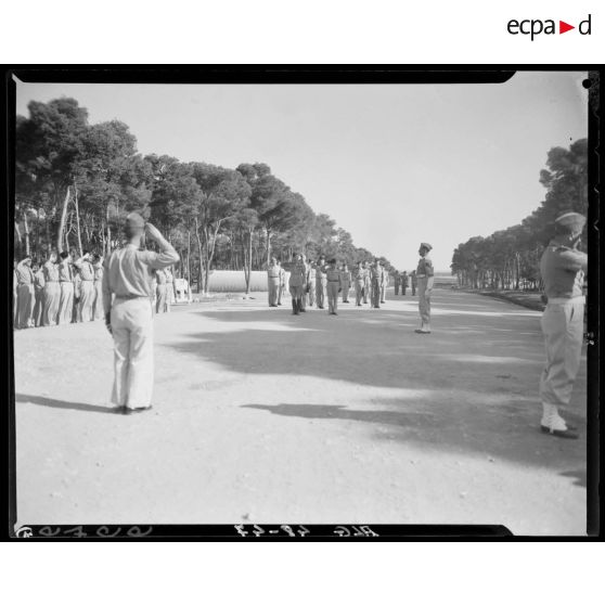 Cérémonie militaire à l'occasion du concours de la plus belle section, en Algérie.