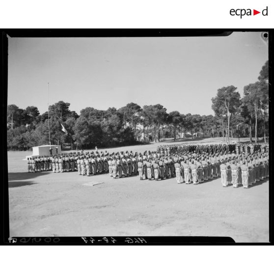 Cérémonie militaire à l'occasion du concours de la plus belle section, en Algérie.