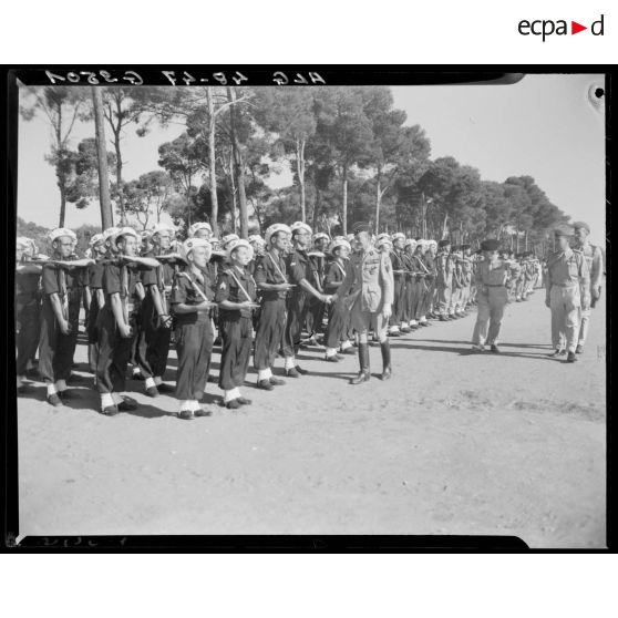 Le général Guy Schlesser félicite des chasseurs alpins lors de la cérémonie du concours de la plus belle section, en Algérie.