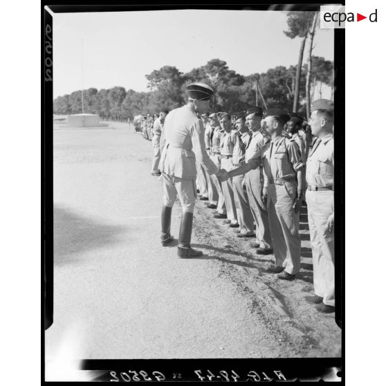 Le général Guy Schlesser félicite les troupes lors de la cérémonie du concours de la plus belle section, en Algérie.