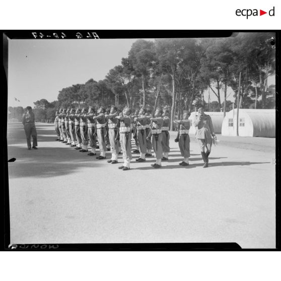 Revue des troupes lors de la cérémonie du concours de la plus belle section, en Algérie.