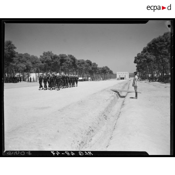 Défilé des chasseurs alpins lors de la cérémonie du concours de la plus belle section, en Algérie.