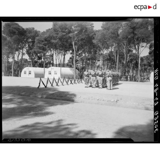 Présentation des tirailleurs lors de la cérémonie du concours de la plus belle section, en Algérie.