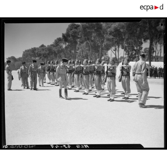 Revue des troupes de tirailleurs, par le général Guy Schlesser, lors de la cérémonie du concours de la plus belle section, en Algérie.