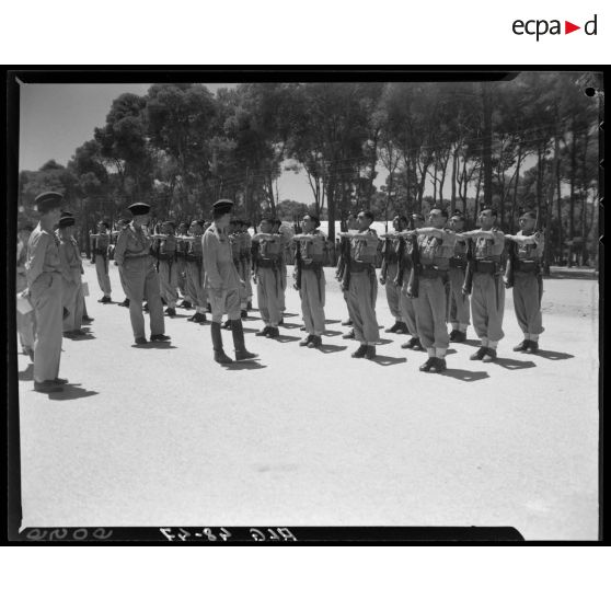 Revue des troupes par le général Guy Schlesser lors de la cérémonie du concours de la plus belle section, en Algérie.