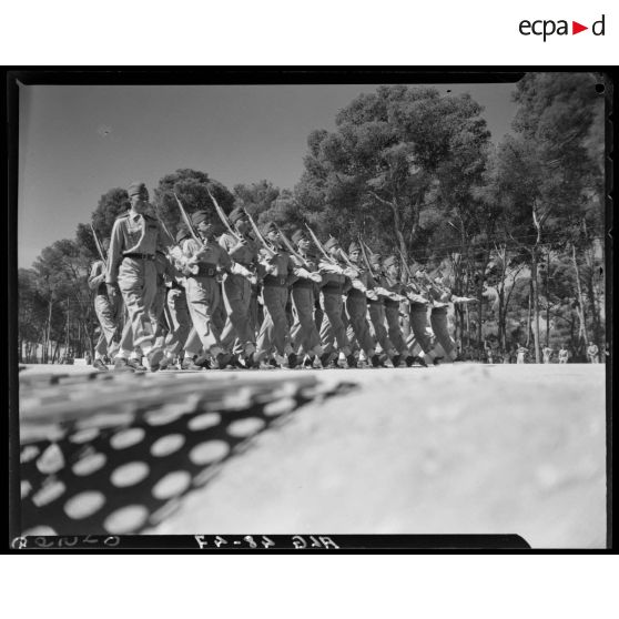 Défilé des troupes lors de la cérémonie du concours de la plus belle section, en Algérie.