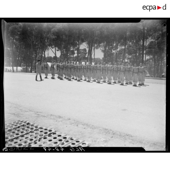 Revue des troupes par le général Guy Schlesser lors de la cérémonie du concours de la plus belle section, en Algérie.