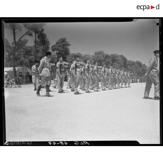 Revue des troupes par le général Guy Schlesser, lors de la cérémonie du concours de la plus belle section, en Algérie.