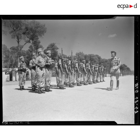 Revue des troupes par le général Guy Schlesser, lors de la cérémonie du concours de la plus belle section, en Algérie.