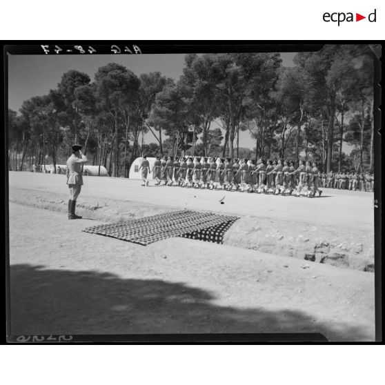 Défilé des troupes lors de la cérémonie du concours de la plus belle section, en Algérie.