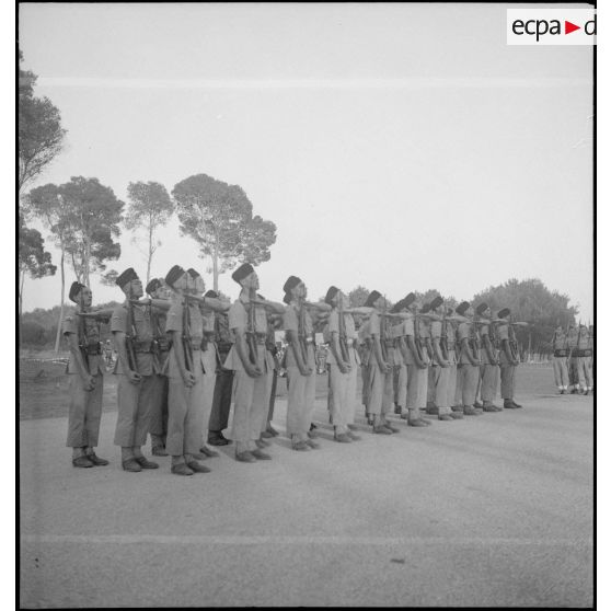 Prise d'armes lors de la cérémonie du concours de la plus belle section, en Algérie.