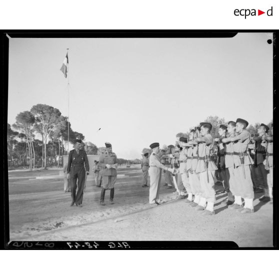 Revue des troupes par les généraux Guy Schlesser, Jean Touzet du Vigier et Olleris, lors du concours de la plus belle section, en Algérie.