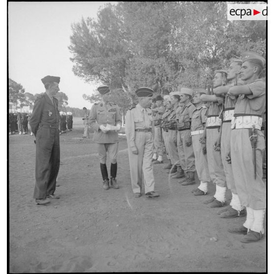 Revue des troupes par les généraux Guy Schlesser, Jean Touzet du Vigier et Olleris, lors du concours de la plus belle section, en Algérie.