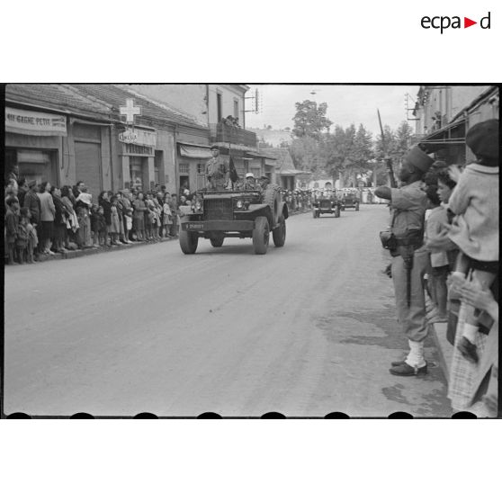 Un bataillon de la Légion étrangère défile en Jeep dans les rues de Mouzaïaville.