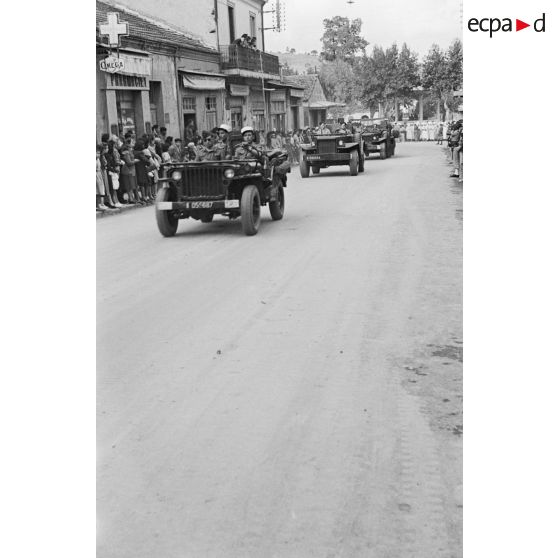 Des véhicules militaires défilent dans une rue de Mouzaïaville.