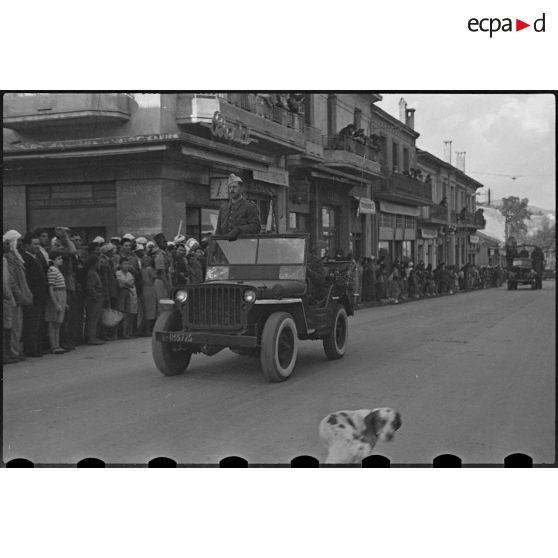 Des véhicules militaires défilent dans les rues de Mouzaïaville lors d'une cérémonie.