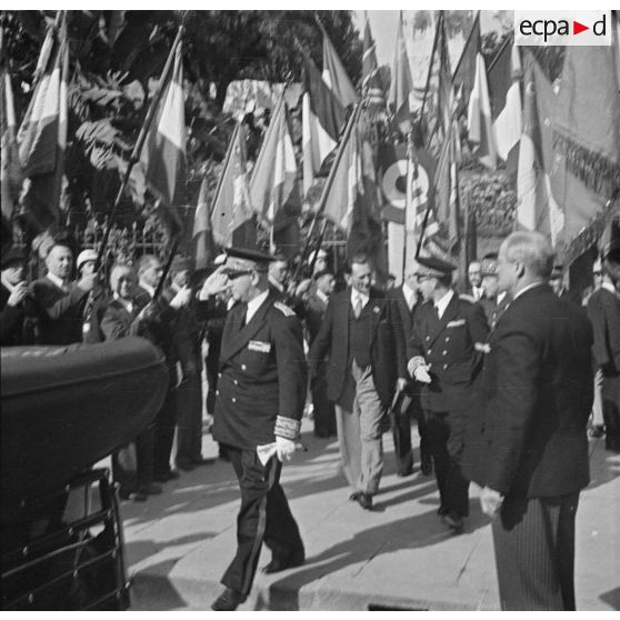 Le gouverneur général de l'Algérie Marcel Naegelen, salue la foule lors de la cérémonie de commémoration du 11 novembre à Alger.