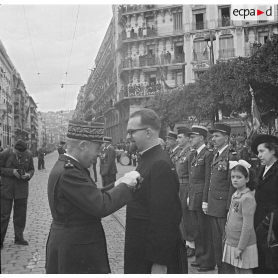 Le général Olleris remet une décoration à un prêtre lors de la cérémonie de commémoration du 11 novembre à Alger.