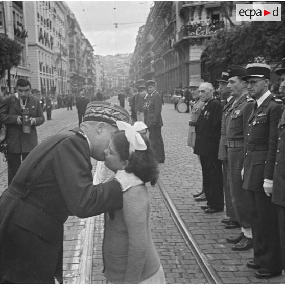 Le général Olleris embrasse une fillette lors de le cérémonie de commémoration du 11 novembre à Alger.