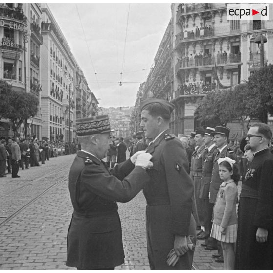 Le général Olleris remet une décoration à un officier lors de la cérémonie de commémoration du 11 novembre à Alger.