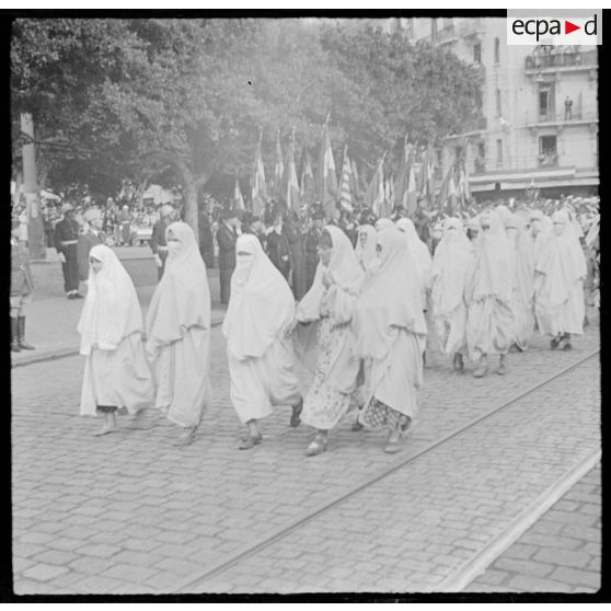 Femmes voilées pendant la cérémonie de commémoration du 11 novembre à Alger.