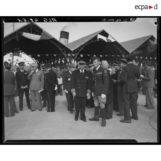 Le gouverneur général de l'Algérie Marcel Naegelen et le général Guy Schlesser, lors de la cérémonie de commémoration du 11 novembre à Alger.