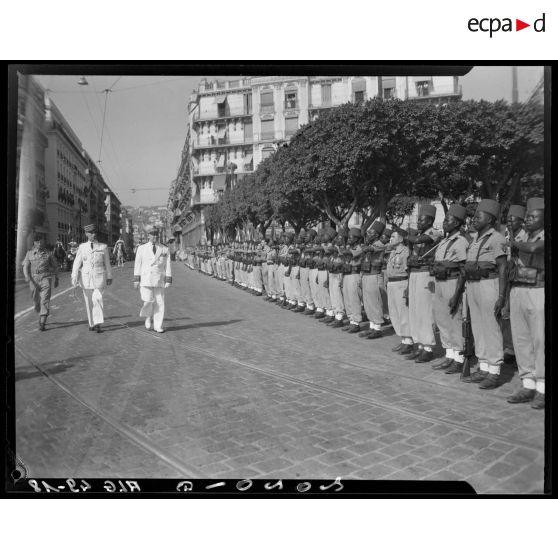 Le gouverneur général de l'Algérie Marcel Naegelen passe en revue une unité de tirailleurs sénégalais, accompagné d'autorités militaires.