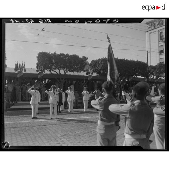 Le gouverneur général de l'Algérie Marcel Naegelen salue une unité militaire, face à la tribune depuis laquelle des autorités civiles et militaires assistent à la cérémonie du 14 juillet, à Alger.