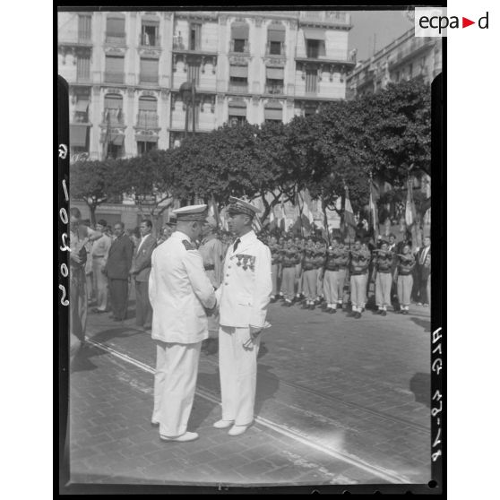 Le gouverneur général de l'Algérie Marcel Naegelen s'entretient avec une autorité militaire.