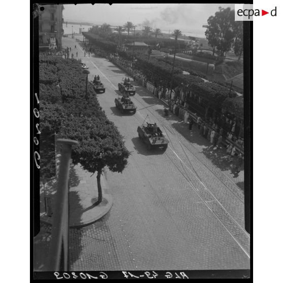 Plan en plongée d'un défilé motorisé.