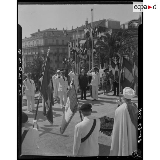 Cérémonie militaire devant le monument aux morts d'Alger, en présence d'autorités civiles et militaires, parmi lesquelles le gouverneur général de l'Algérie Marcel Naegelen.