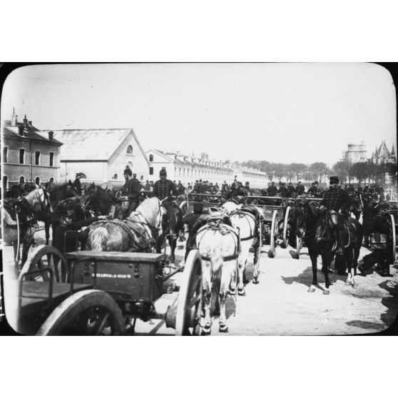 [Fort neuf de Vincennes, 1875. Batterie d'artillerie hippomobile dans la cour du fort].