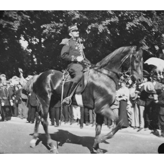 [Le capitaine Charles Mangin défile à cheval probablement lors du 14 juillet 1899 dans les rue de Paris].