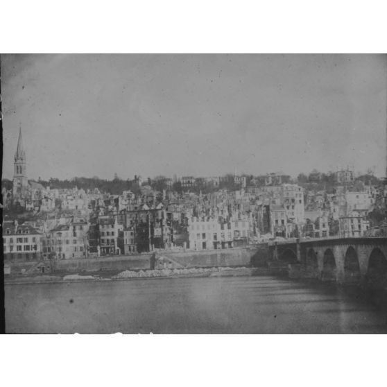 [Guerre de 1870. Saint-Cloud. Vue générale après destructions].